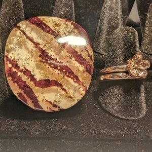 Lot 3 costume rings 2‎ goldtone bands and 1 statement simulated agate medallion